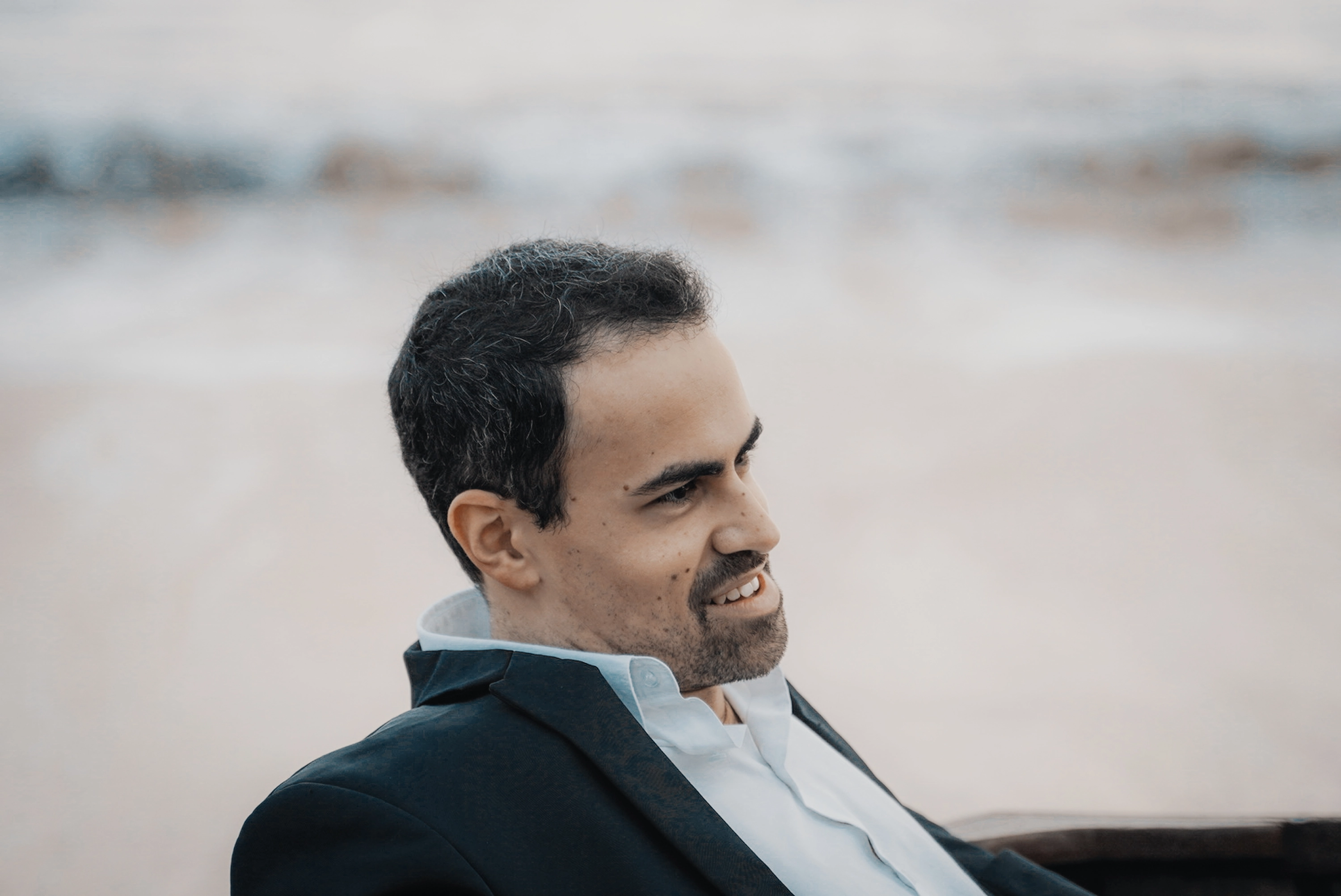 E. Sousa sitting on a boat being pulled along the beach during the production of Rafael Xavier's music video Ócio